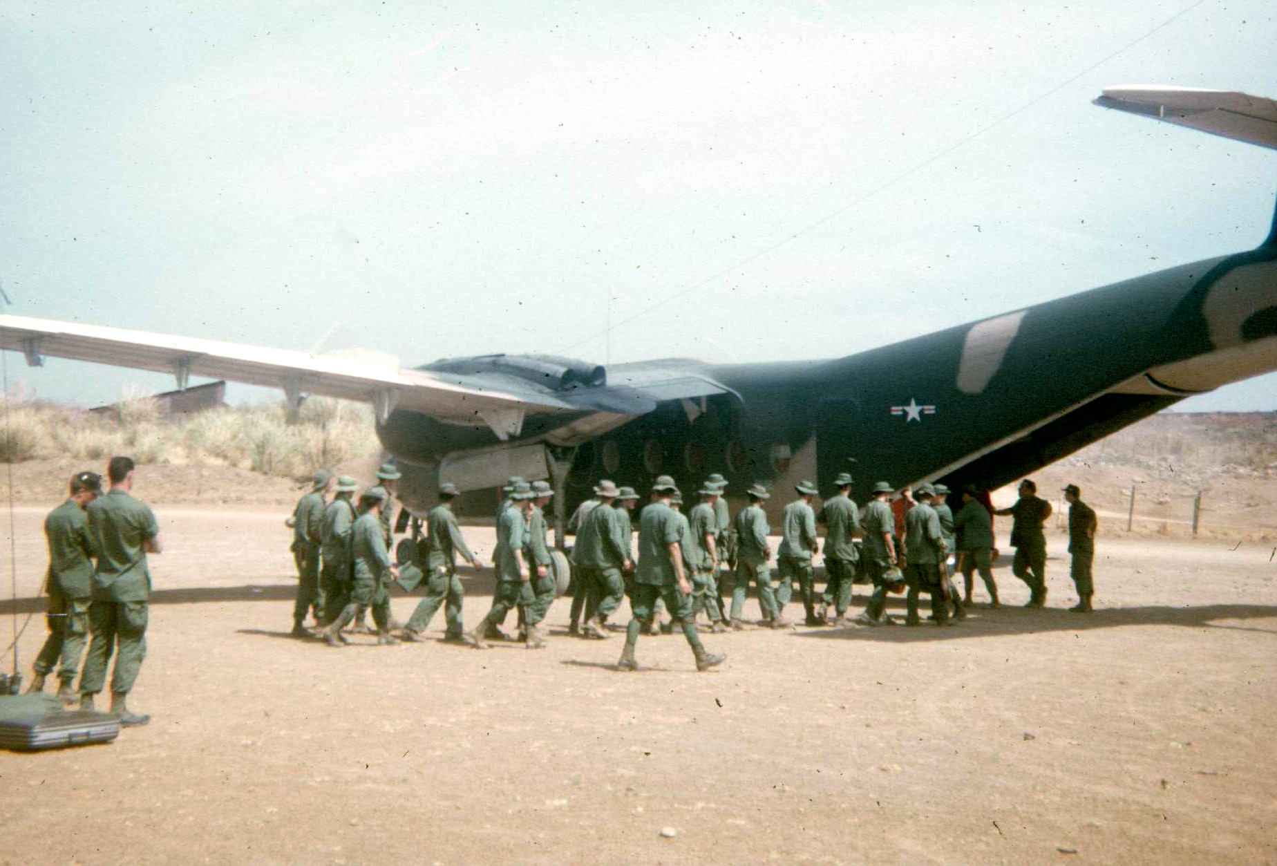 Loading a Caribou at Gia Ray strip
